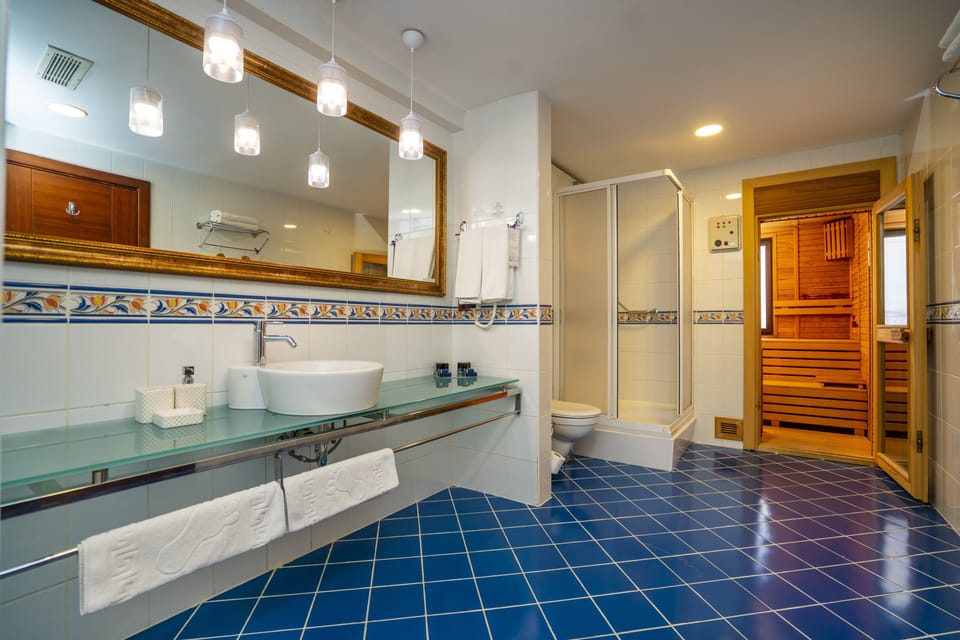 Presidential Room | Bathroom | Hair dryer, slippers, towels, soap
