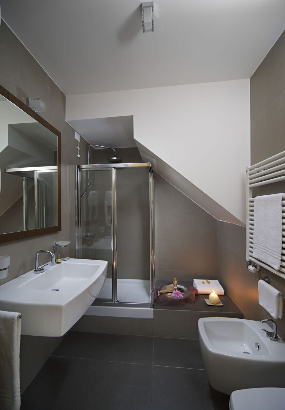 Double Room, 1 Double Bed | Bathroom | Rainfall showerhead, hair dryer, bidet, towels