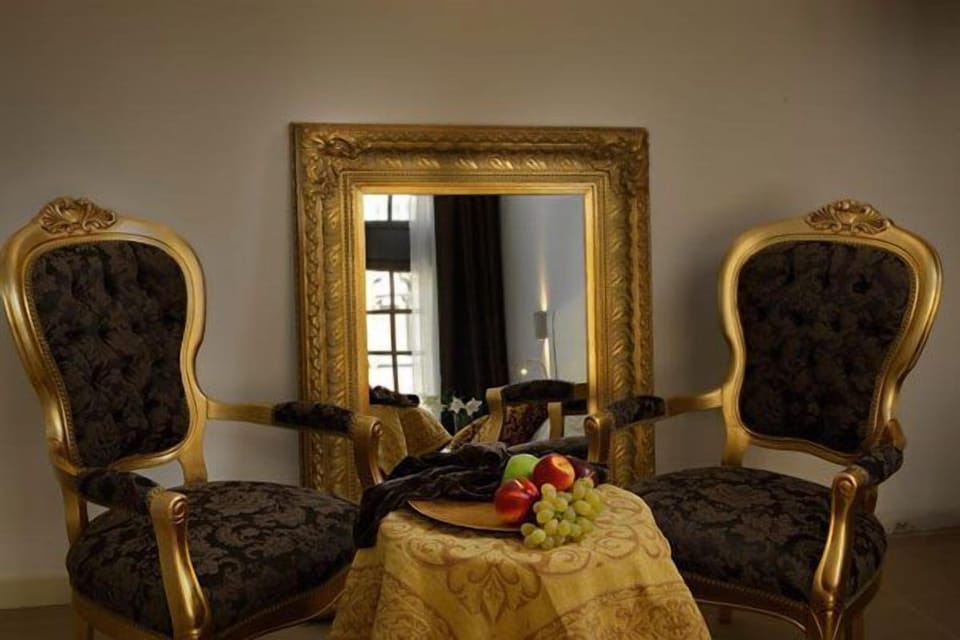 Superior Double Room, Patio | Living area | 30-inch flat-screen TV with satellite channels
