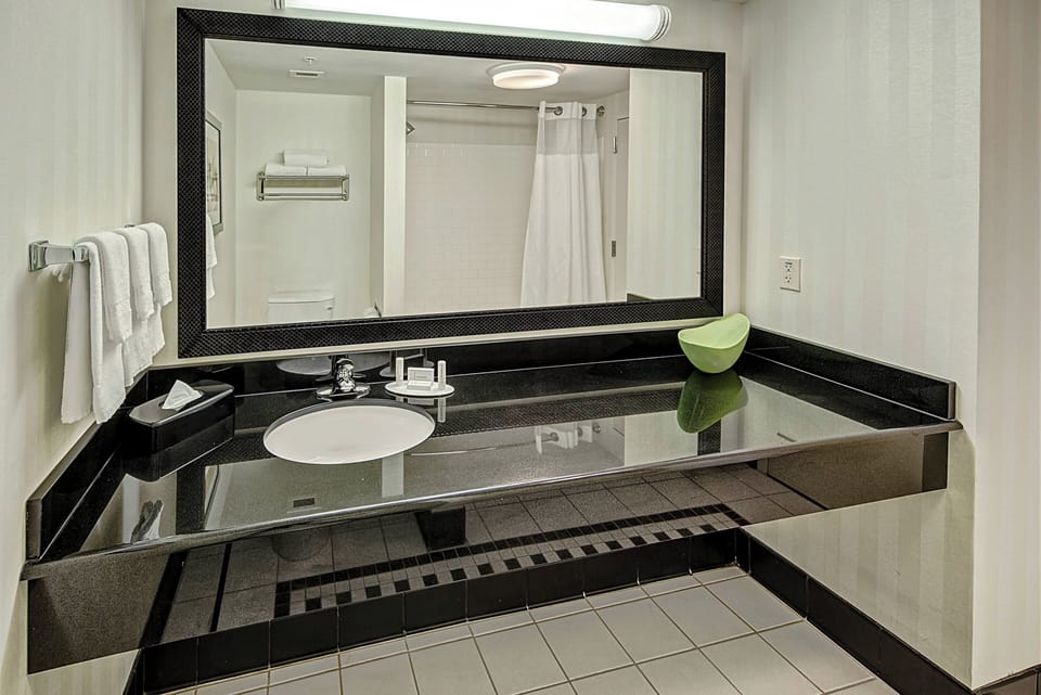 Combined shower/tub, hydromassage showerhead, free toiletries