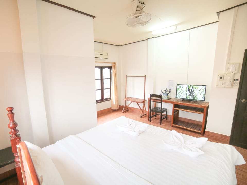 In-room safe, desk, free WiFi