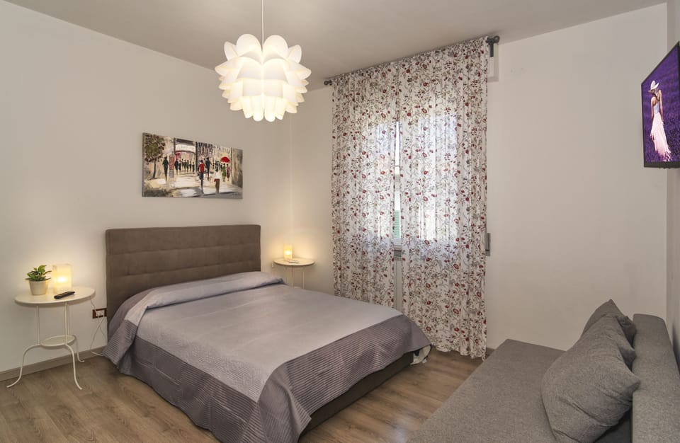 Triple Room | Blackout drapes, free WiFi, bed sheets