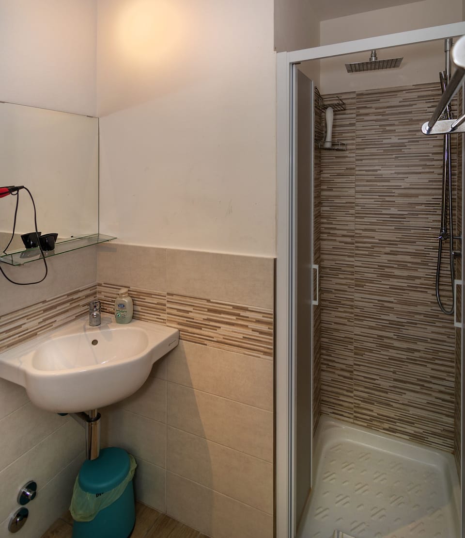Triple Room | Bathroom | Shower, hair dryer, bidet, towels