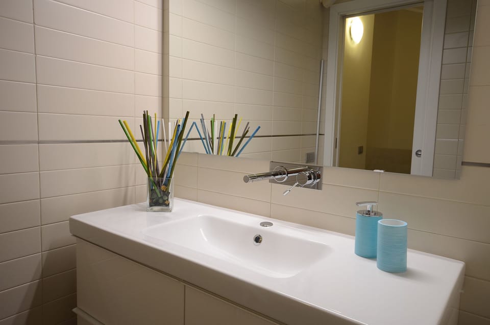 Comfort Suite, 2 Bedrooms | Bathroom | Combined shower/tub, free toiletries, bidet, towels