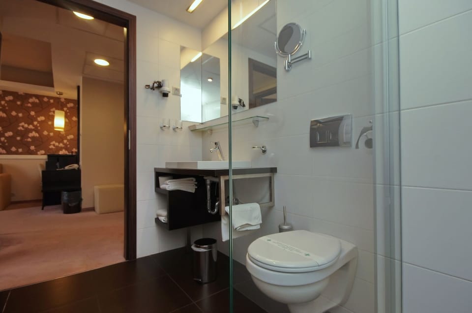 Superior Triple Room | Bathroom | Free toiletries, hair dryer, bathrobes, slippers