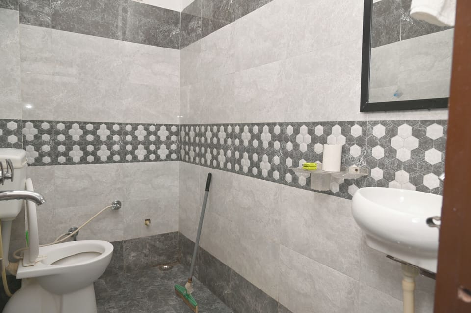 Basic Double Room | Bathroom | Shower, free toiletries, bidet, towels