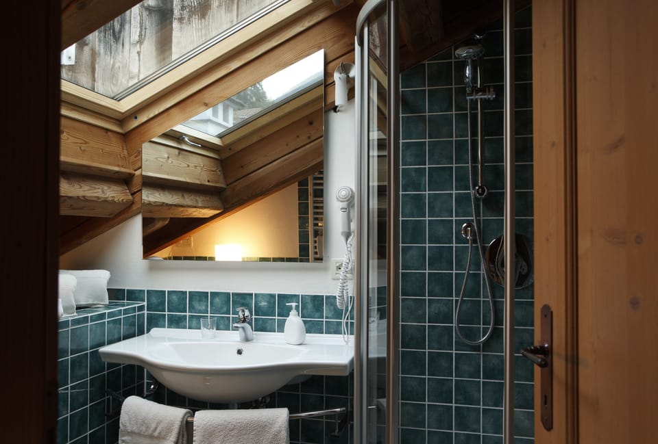 Apartment (Noni) | Bathroom | Shower, hair dryer, bidet, towels