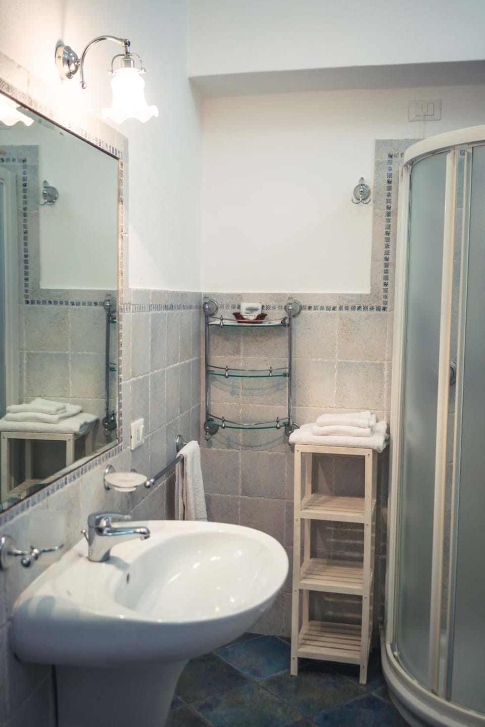 Shower, free toiletries, hair dryer, bidet