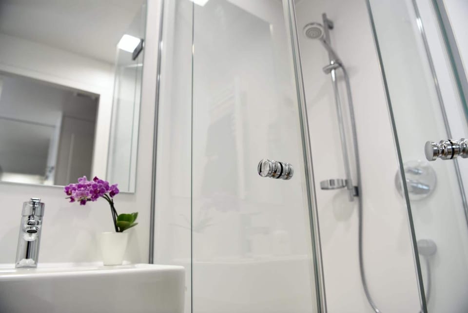 City Single Room | Bathroom | Shower, rainfall showerhead, free toiletries, hair dryer