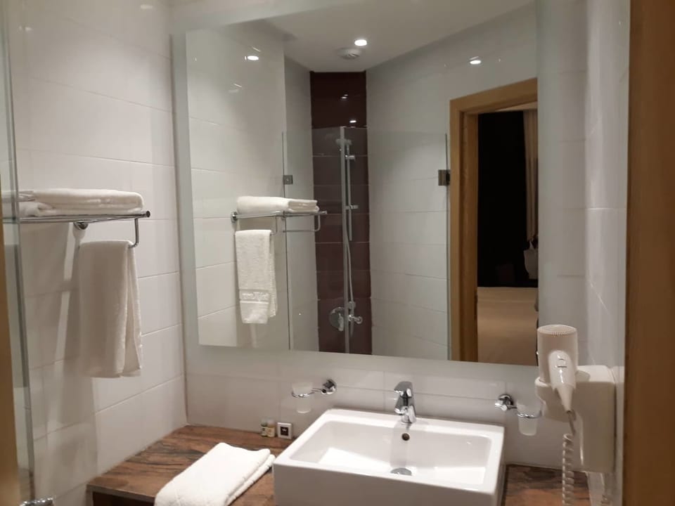 Standard Double Room | Bathroom | Deep soaking tub, rainfall showerhead, free toiletries, hair dryer
