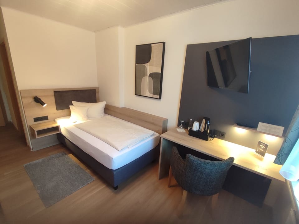 Single Room | Blackout drapes, iron/ironing board (on request), WiFi (free)