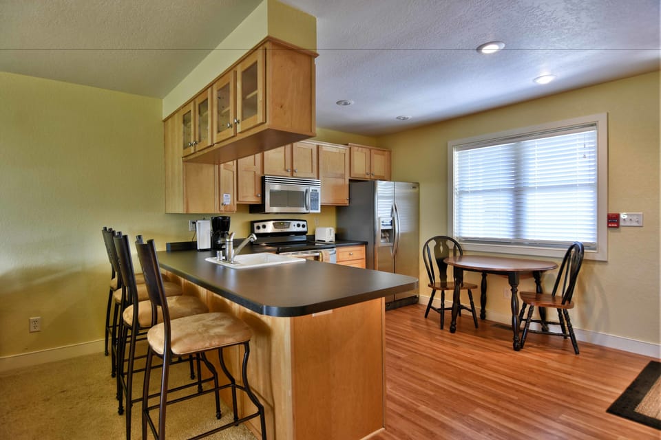 Condo, 2 Bedrooms | In-room dining