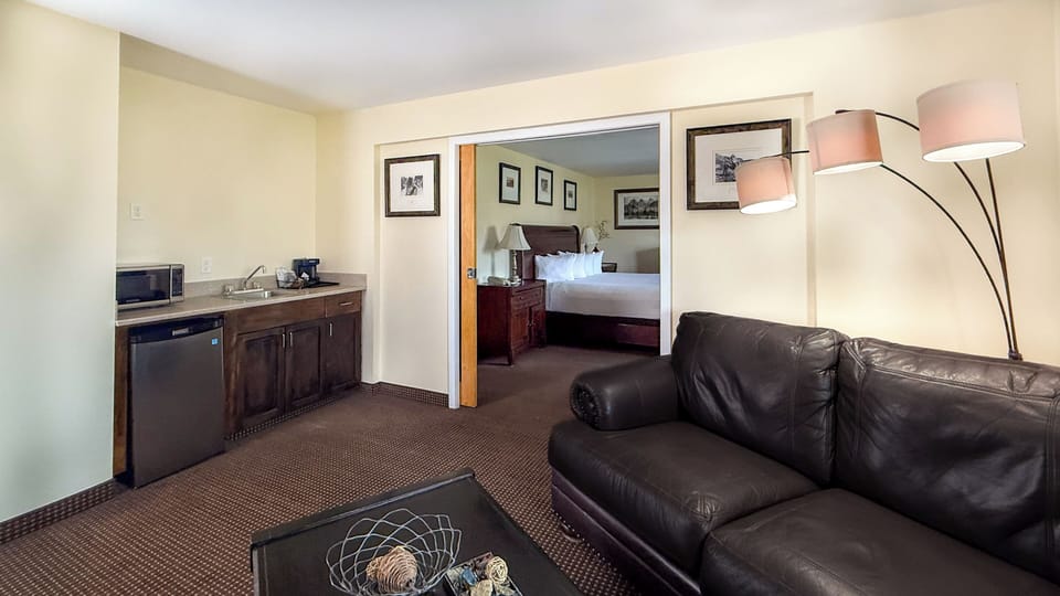 Suite (pullman) | Living area | Flat-screen TV