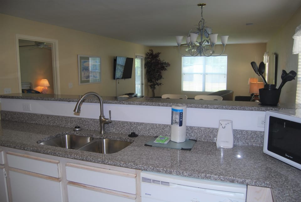 Condo, 3 Bedrooms | Private kitchen | Coffee/tea maker, fridge, microwave, oven
