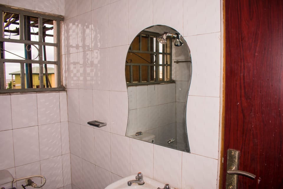 Studio, 1 Double Bed | Bathroom | Shower, rainfall showerhead, free toiletries, towels
