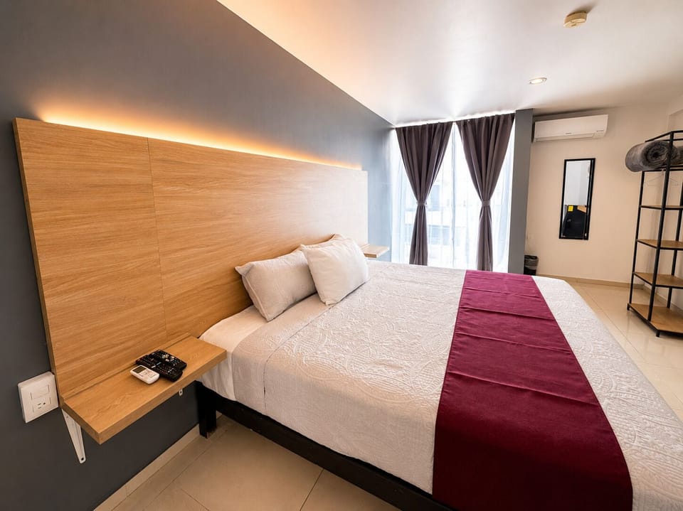 Suite | Blackout drapes, iron/ironing board, free WiFi, bed sheets