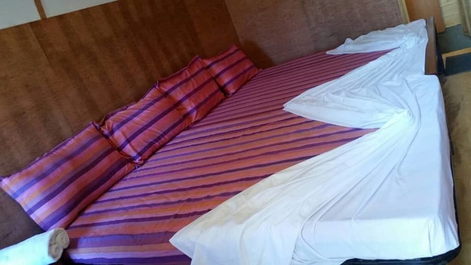  Family Room with Air condition and Private Bathroom | Desk, free WiFi, bed sheets