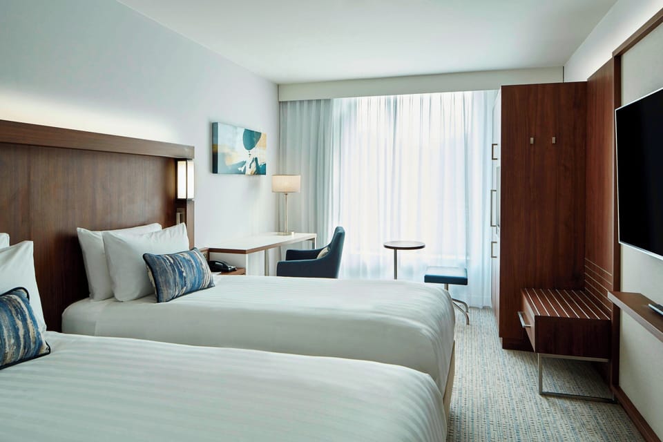 Standard Room, 2 Twin Beds | 1 bedroom, minibar, in-room safe, desk