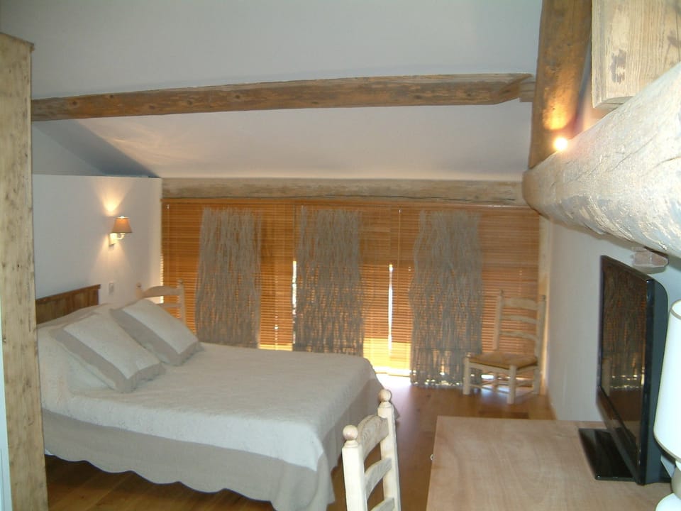 Double Room (Nature) | Premium bedding, desk, iron/ironing board, free WiFi