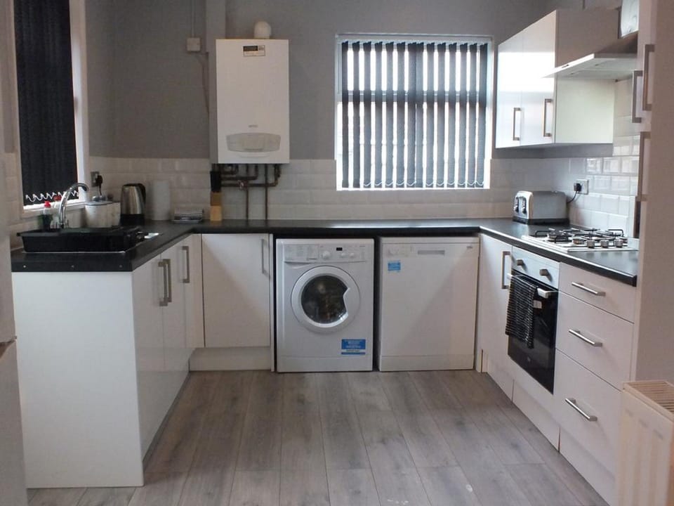 Ruskin Place | Private kitchen | Fridge, microwave, stovetop, dishwasher