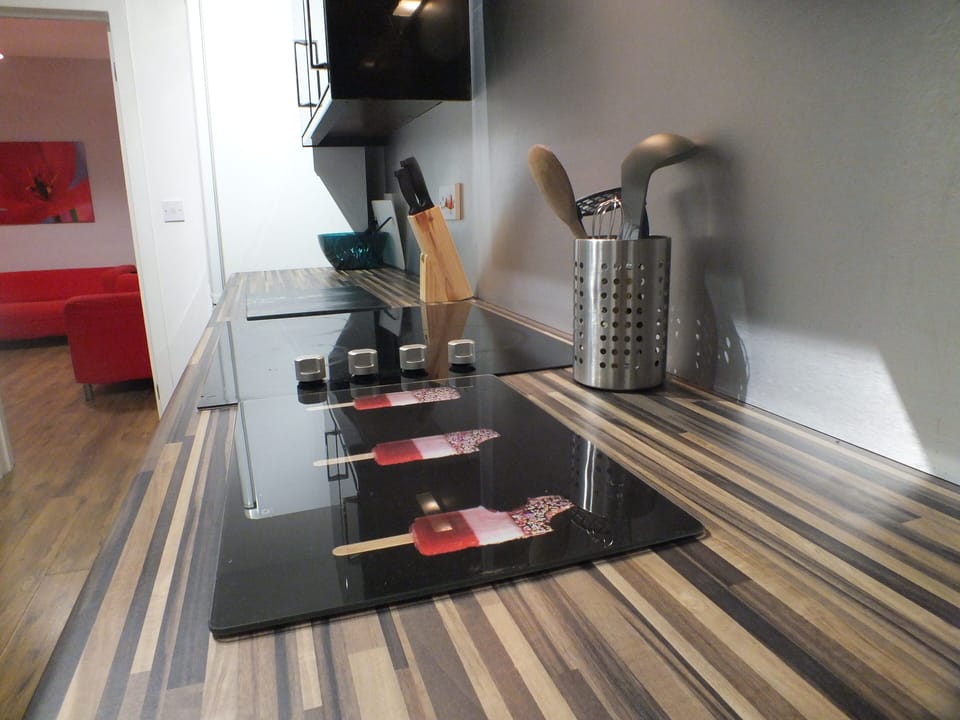 Walthall Place | Private kitchen | Fridge, microwave, stovetop, electric kettle