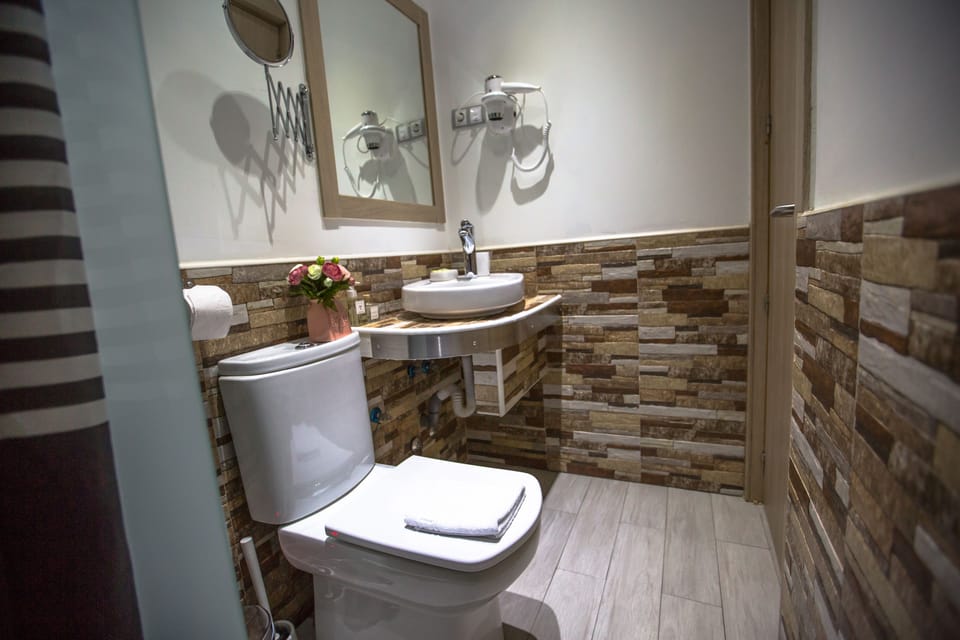 Deep soaking tub, hair dryer, towels