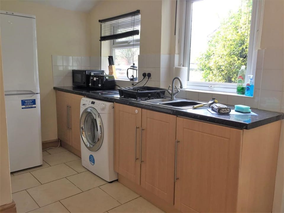 Royle House | Private kitchen | Fridge, microwave, coffee/tea maker, electric kettle