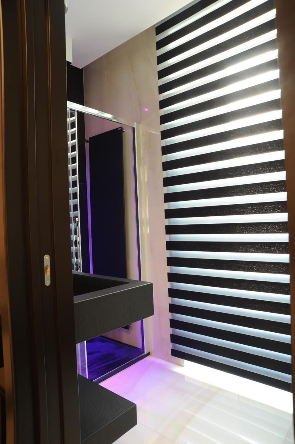 Shower, free toiletries, hair dryer, bidet