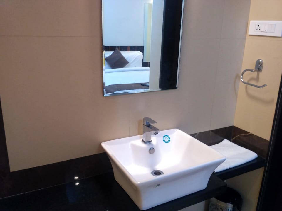 Standard Room, 1 Double Bed, Non Smoking | Bathroom | Shower, rainfall showerhead, towels