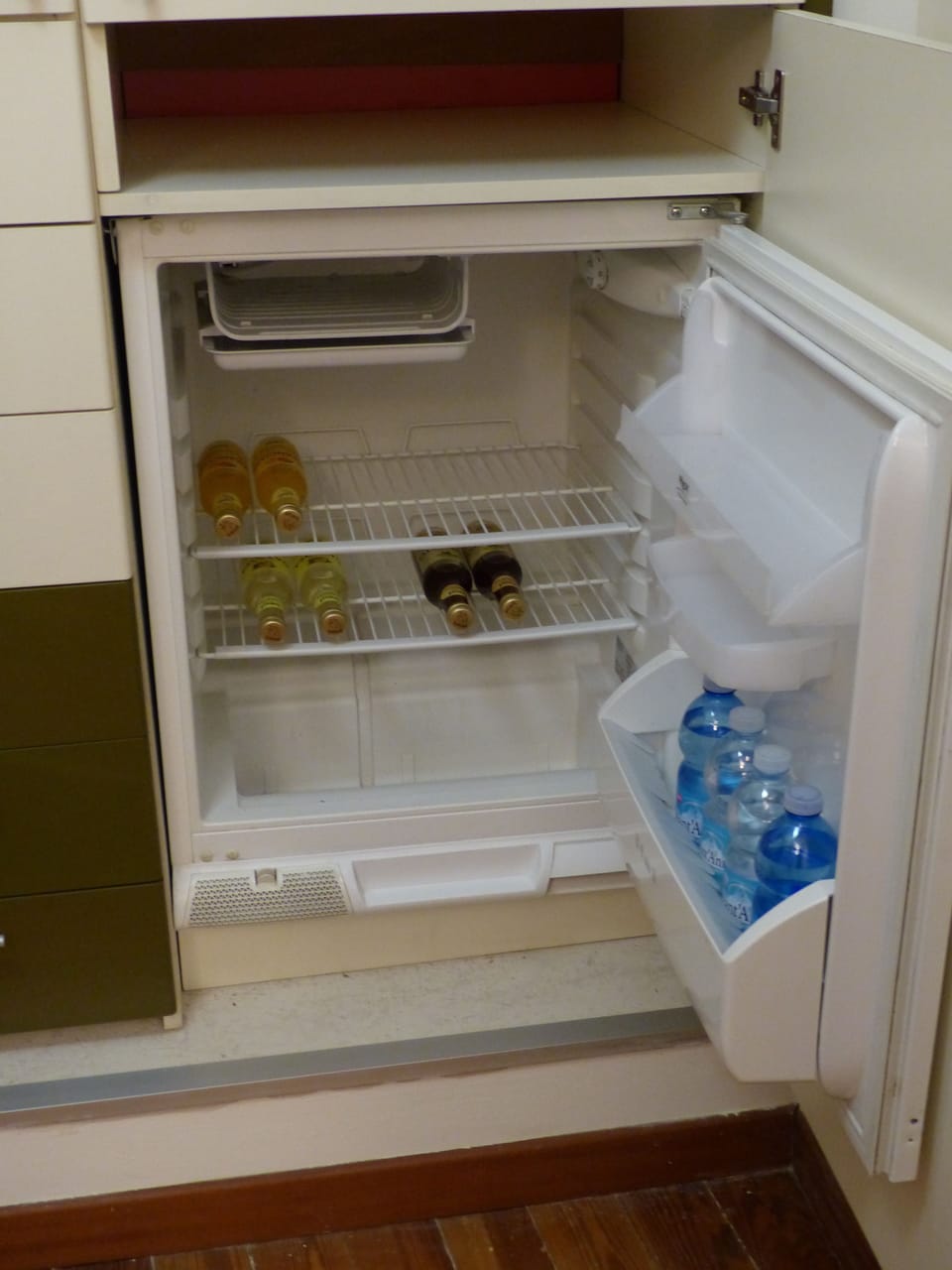 Deluxe Double Room, 1 Queen Bed, Non Smoking | Minibar