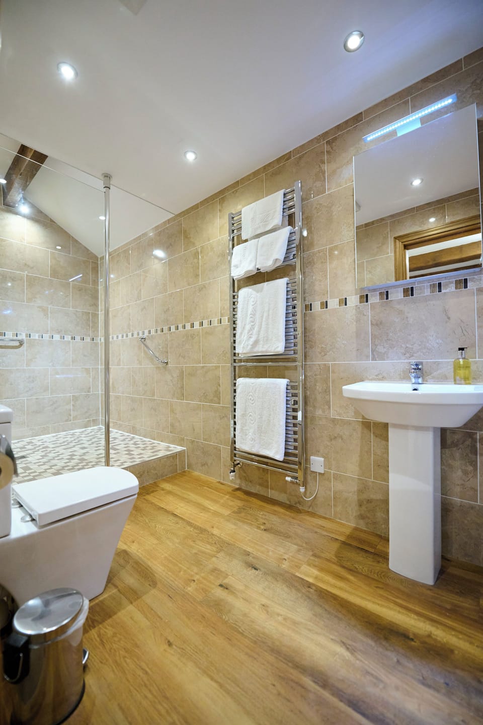Luxury Double Room (Littondale) | Bathroom | Eco-friendly toiletries, hair dryer, slippers, towels