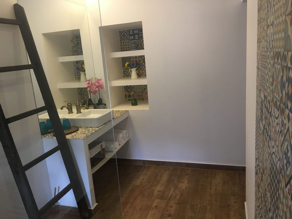 Vintage House 1 | Bathroom | Shower, free toiletries, hair dryer, towels