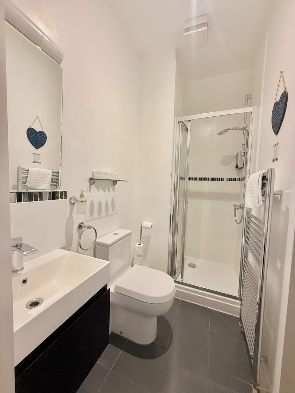 Family Room, Ensuite | Bathroom | Shower, free toiletries, hair dryer, towels