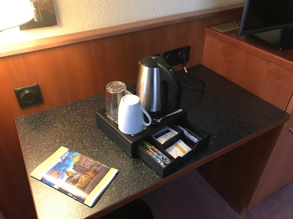 Coffee/tea maker, electric kettle