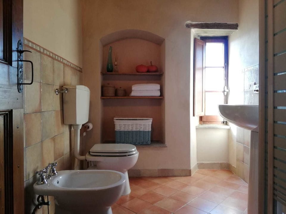 Apartment (Montalto) | Bathroom | Shower, free toiletries, hair dryer, bidet
