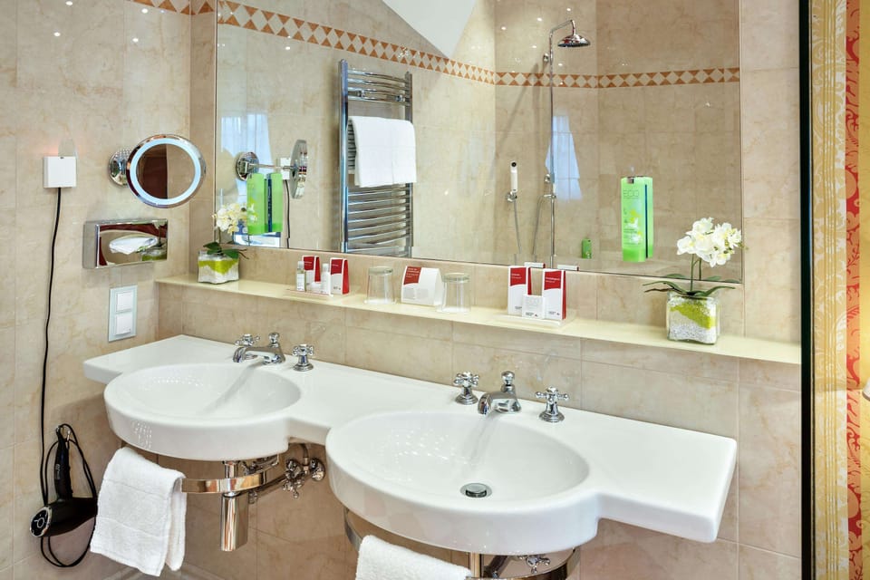Gioacchino Rossini Suite | Bathroom | Eco-friendly toiletries, hair dryer, towels