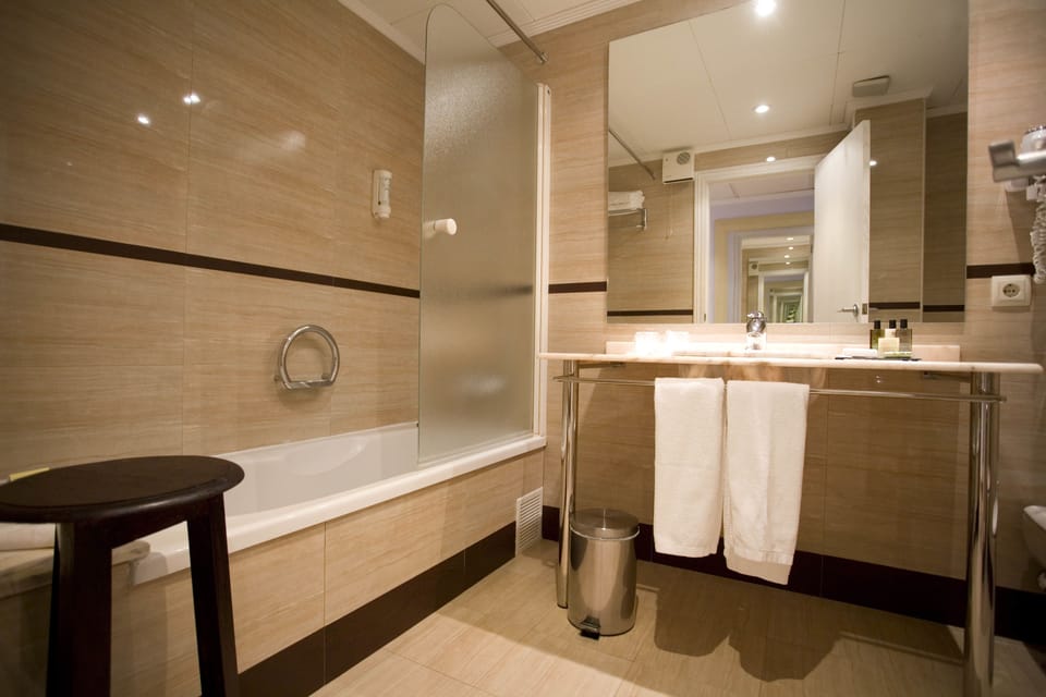 Double or twin room, harbor view with terrace | Bathroom | Free toiletries, hair dryer, bathrobes, slippers