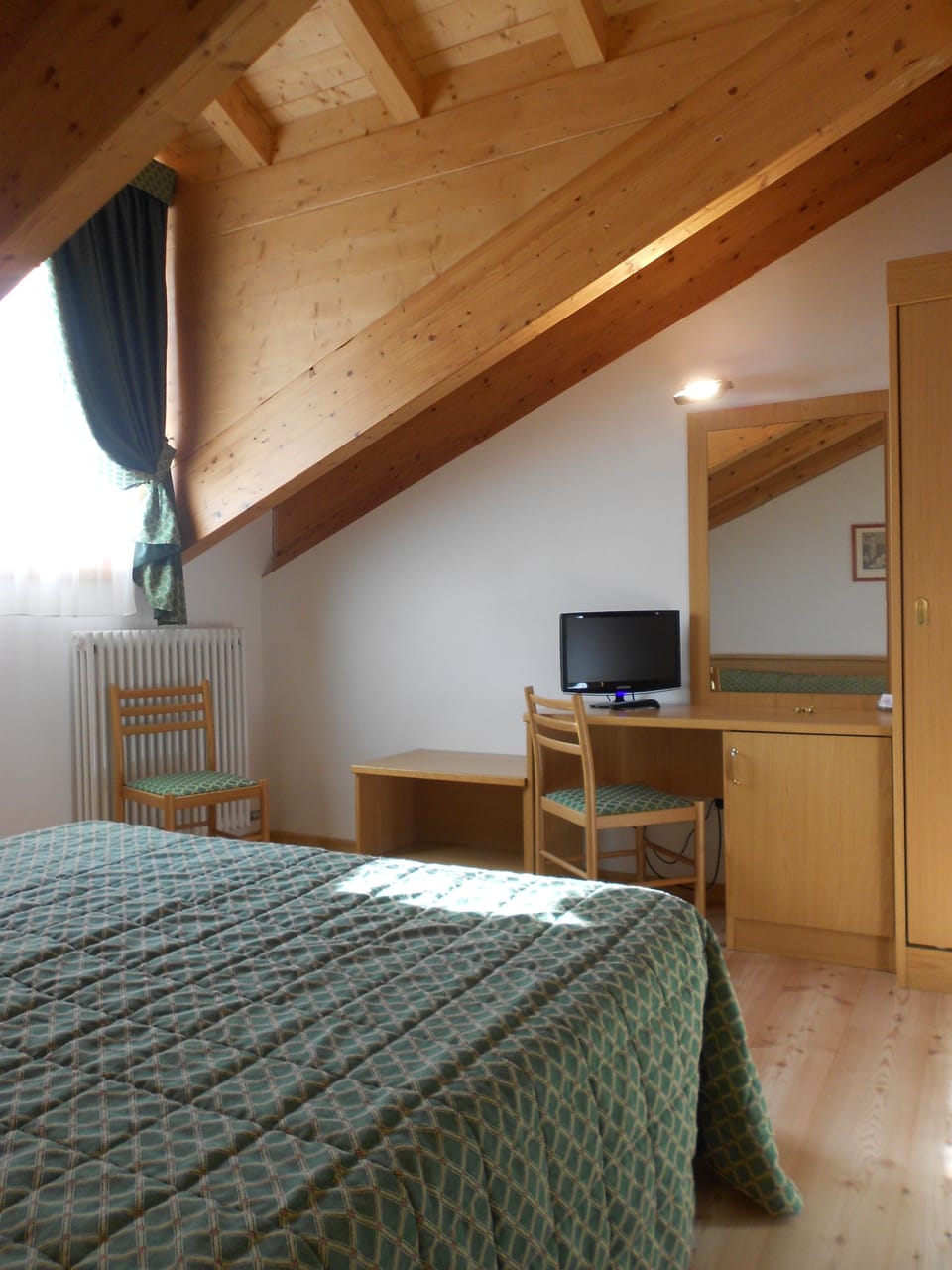 In-room safe, desk, WiFi (free), bed sheets