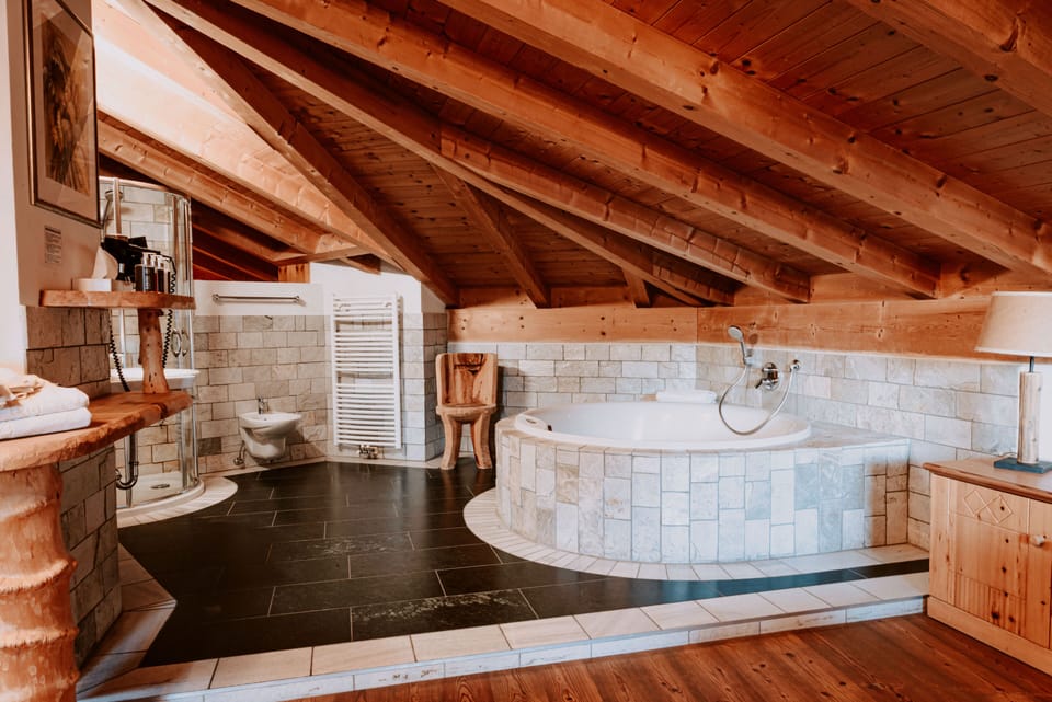 Deluxe Suite, Jetted Tub | Premium bedding, in-room safe, individually decorated