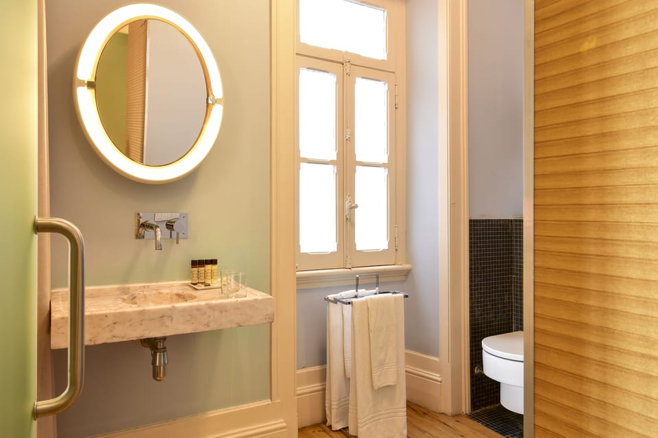 Deluxe Suite, River View | Bathroom | Free toiletries, hair dryer, towels