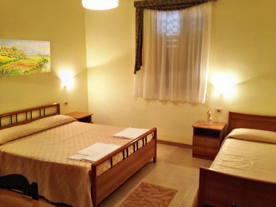 In-room safe, desk, free WiFi