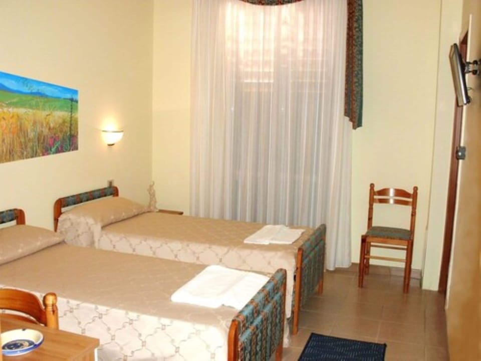 In-room safe, desk, free WiFi