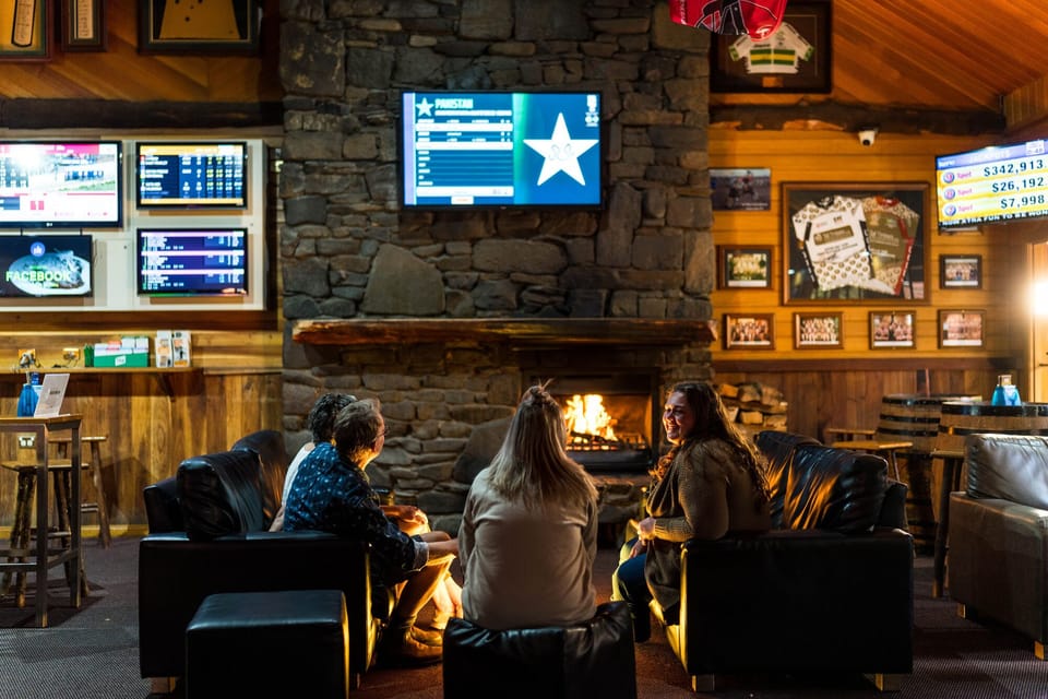 2 bars/lounges, sports bar