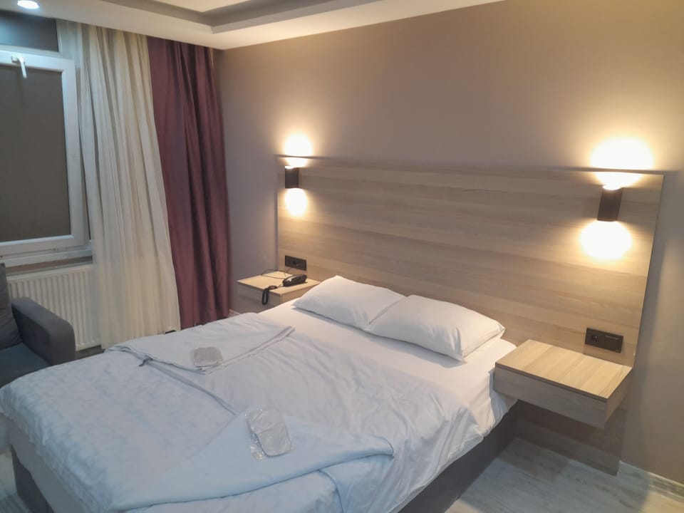 Desk, soundproofing, free WiFi, bed sheets