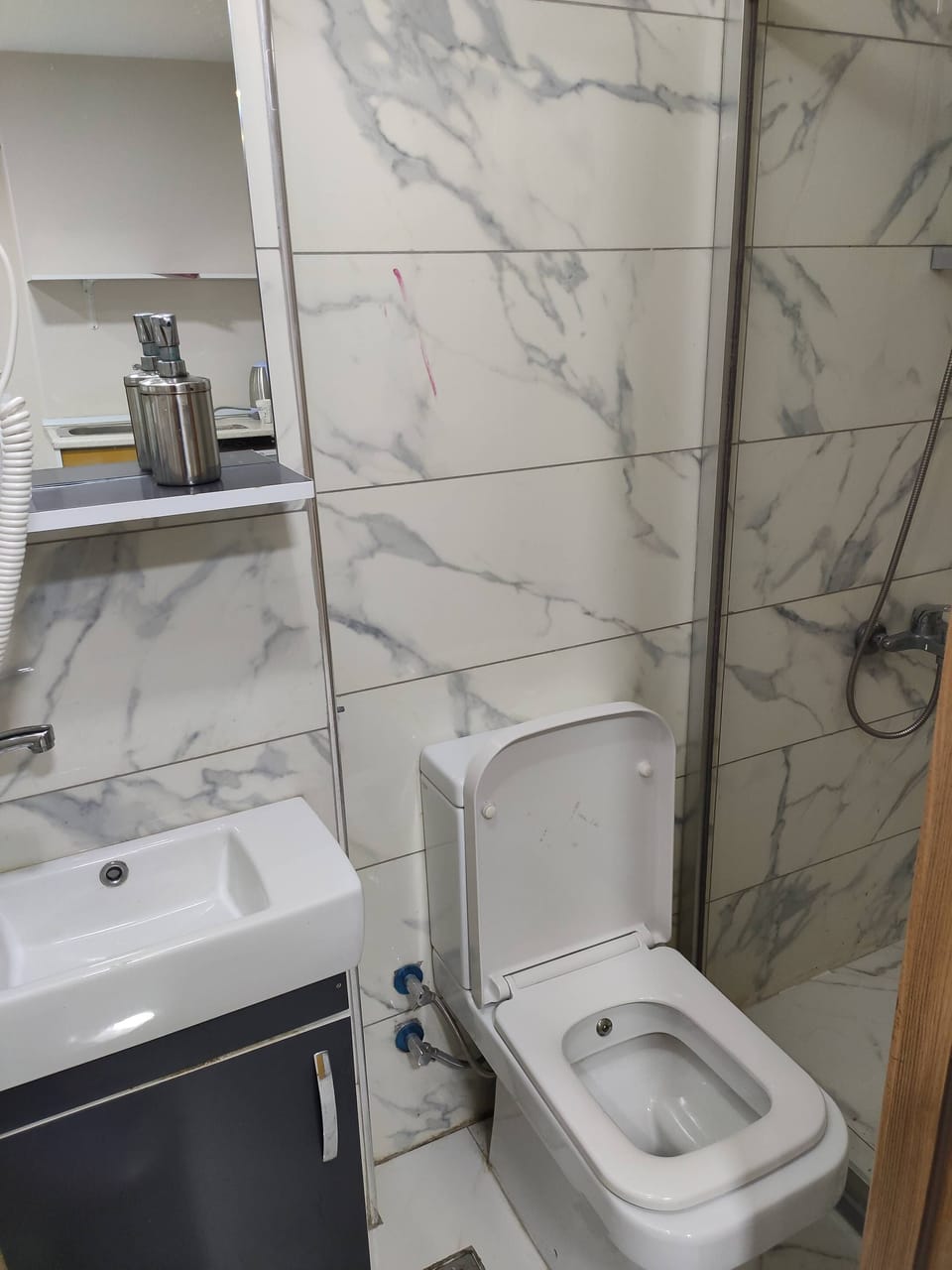 Standard Room, 1 Double Bed | Bathroom | Shower, hydromassage showerhead, free toiletries, hair dryer