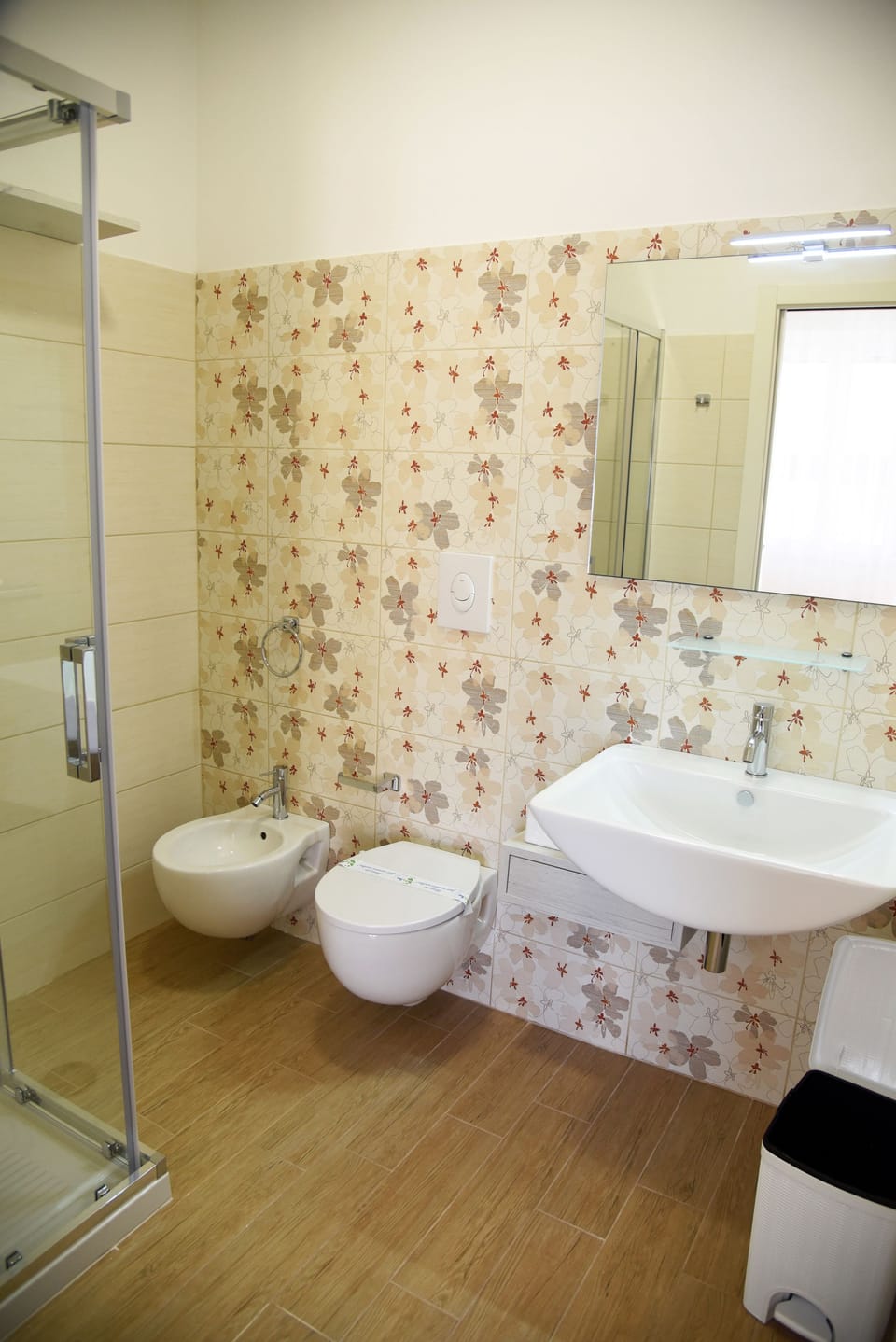 Shower, rainfall showerhead, free toiletries, hair dryer