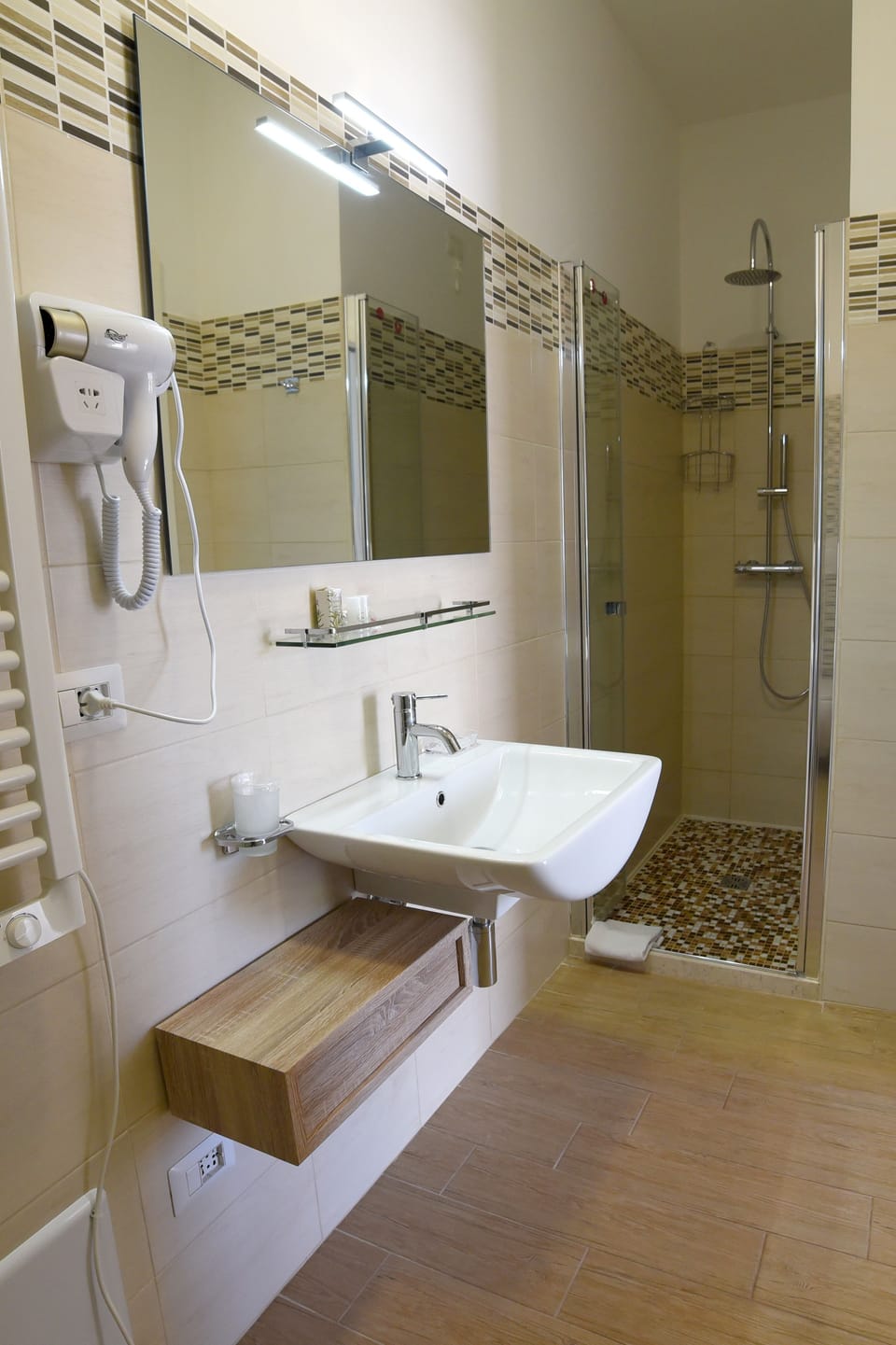 Comfort Quadruple Room, 1 Bedroom, Ensuite | Bathroom amenities | Shower, rainfall showerhead, free toiletries, hair dryer