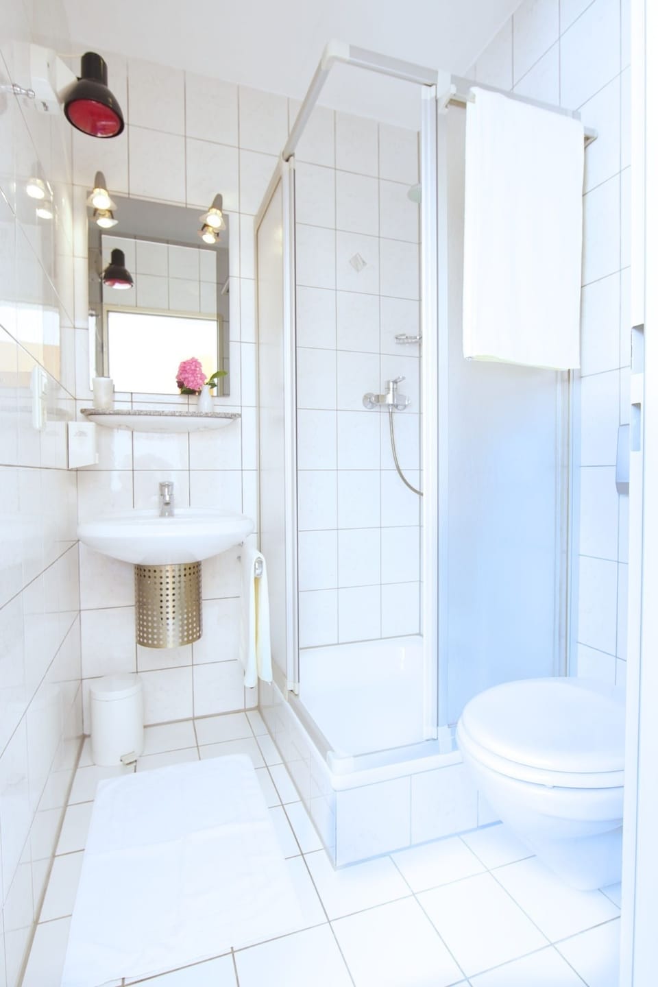 Shower, rainfall showerhead, free toiletries, hair dryer
