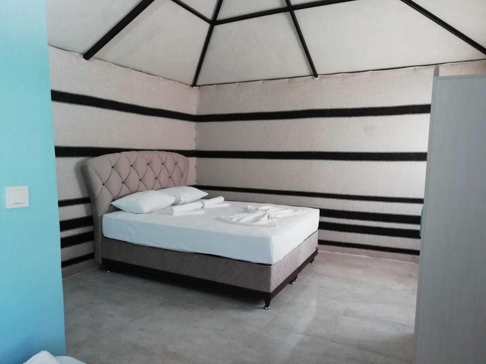 Premium bedding, iron/ironing board, bed sheets