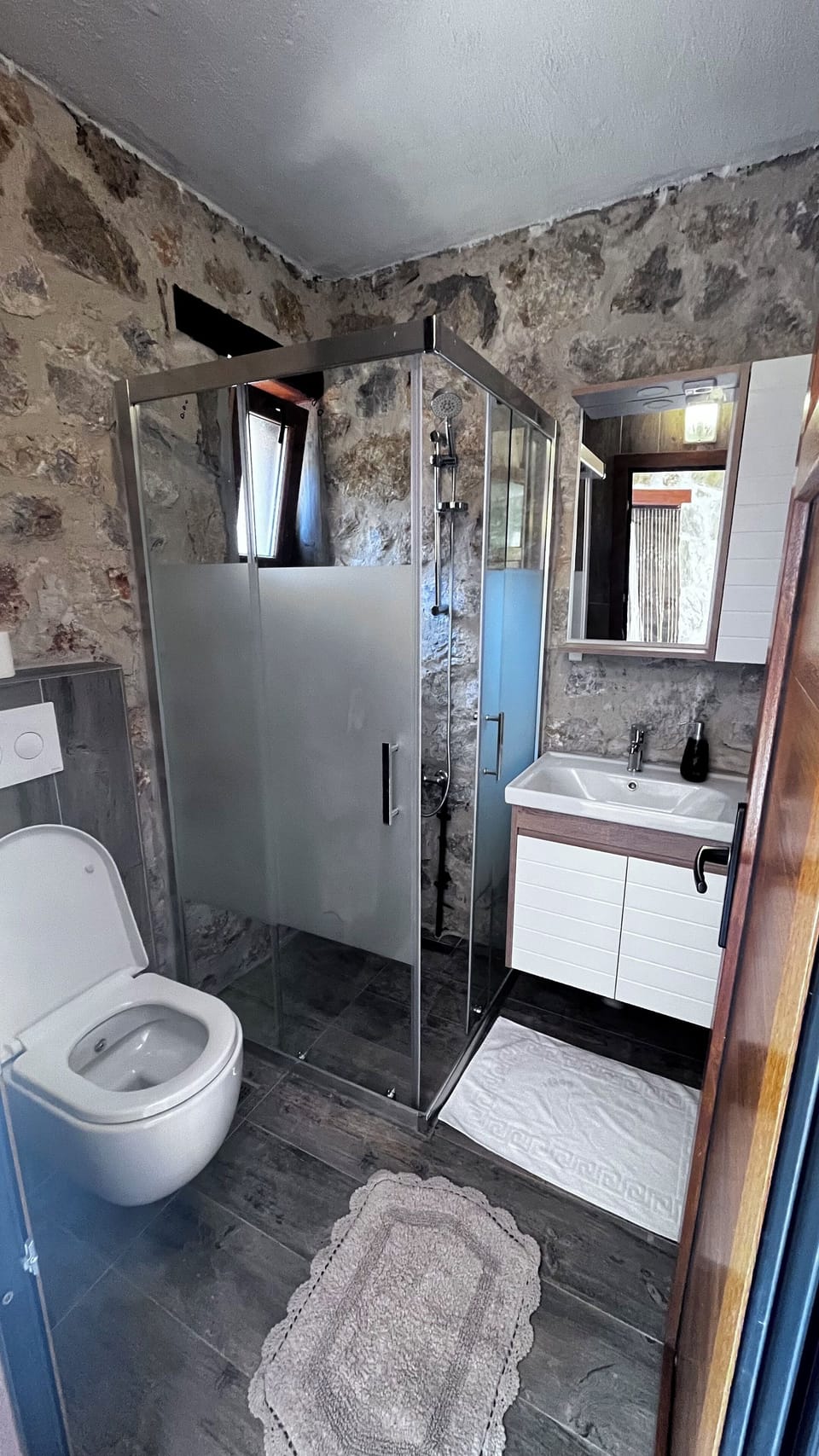 Comfort Suite | Bathroom | Shower, hair dryer, slippers, towels
